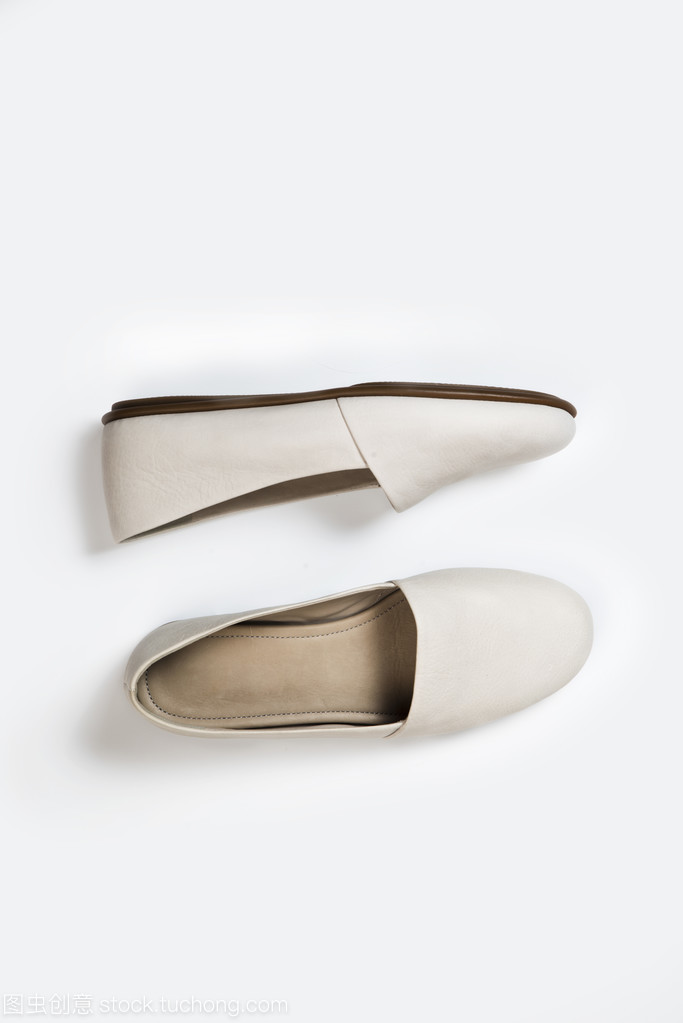 女人休闲灰色皮鞋 ;